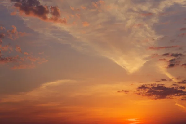 Cielo arancio ardente al tramonto. Bellissimo cielo. — Foto Stock