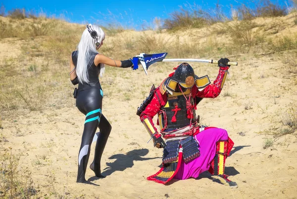 Batalla de dos personajes: un hombre con traje de samurai y una chica del futuro — Foto de Stock