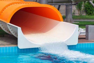 Aquapark havuzu ile. Su kaydırağı.