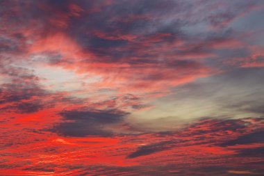Parlak turuncu, kırmızı ve sarı renkler günbatımı gökyüzü. Kıyamet güneş