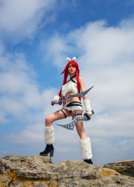 Dağ alanında büyük taşlar üzerinde iki kılıç ile güzel kadın karakter