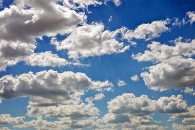 Kabarık bulutlu mavi gökyüzü arkaplanı