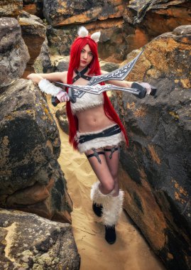 İki kılıç ile güzel kadın karakter 