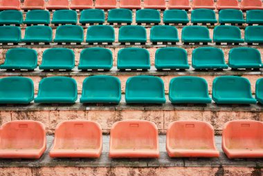 Açık kapı spor arena Stadyumu'nda boş eski plastik sandalye