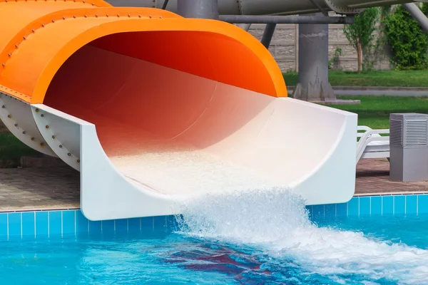 Aquapark com piscina. Slides de água . — Fotografia de Stock