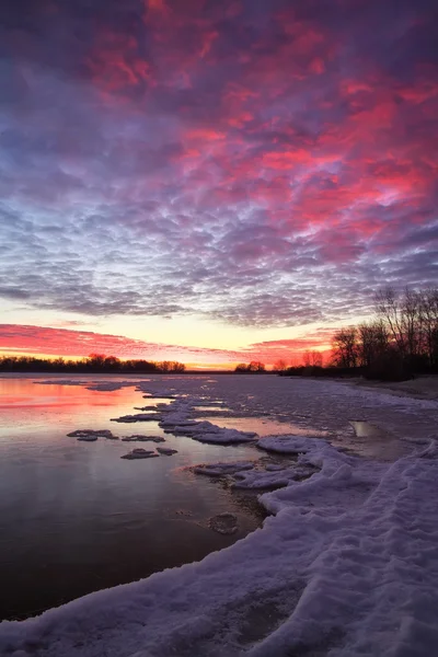 Krásná zimní krajina s červánky ohnivé nebe a zamrzlé jezero — Stock fotografie