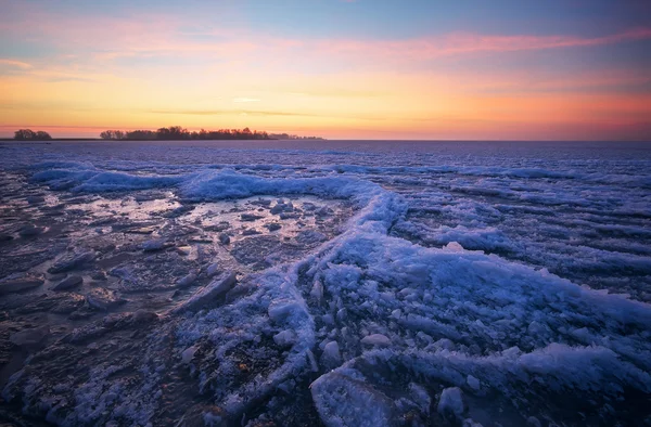 Vinterlandskap med sjön och solnedgången brinnande himmel. sammansättningen av — Stockfoto