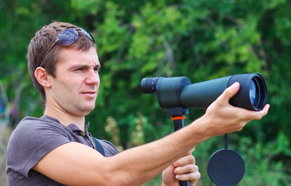 Man with spotting scope looks at the target. — Stock Photo, Image