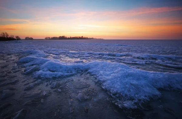 Όμορφο χειμερινό τοπίο με παγωμένη λίμνη και ηλιοβασίλεμα ουρανό. COMP — Φωτογραφία Αρχείου