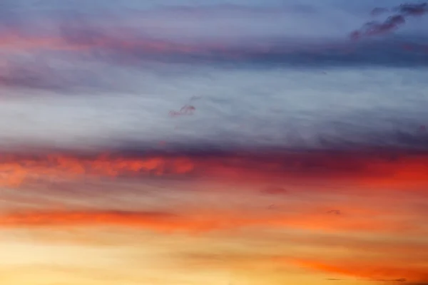 Cielo anaranjado del atardecer. Hermoso cielo fondo . — Foto de Stock