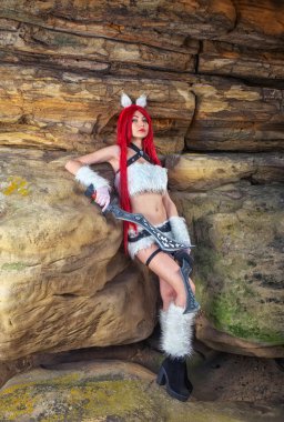 Dağ bölgesinde iki kılıç ile güzel kadın karakter. 