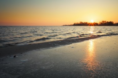 Göl ve günbatımı gökyüzü ile güzel manzara. 