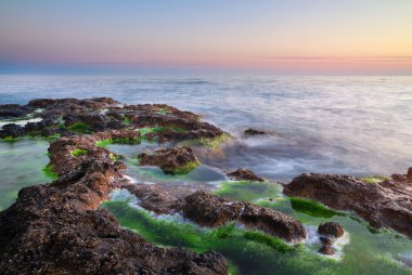 Güzel deniz günbatımı renkleri ile. Doğanın kompozisyon. 
