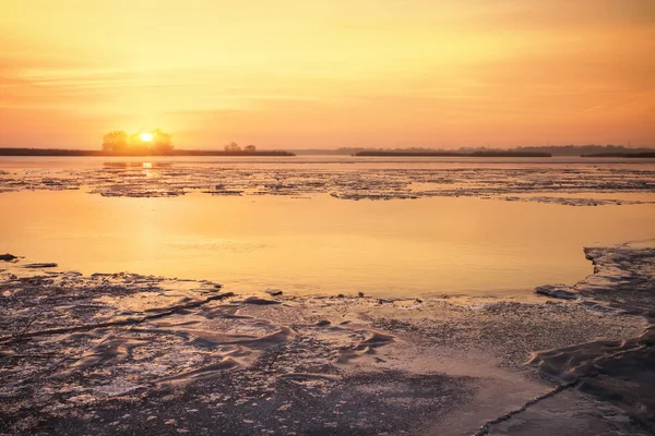 Paisagem de inverno com rio congelado e céu por do sol . — Fotografia de Stock