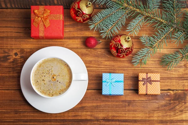 Pequeñas cajas de regalo coorful, juguetes de Navidad, abeto rama y taza de café — Foto de Stock