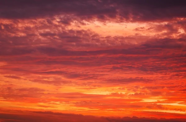 Céu de pôr-do-sol vermelho e laranja Fiery . — Fotografia de Stock