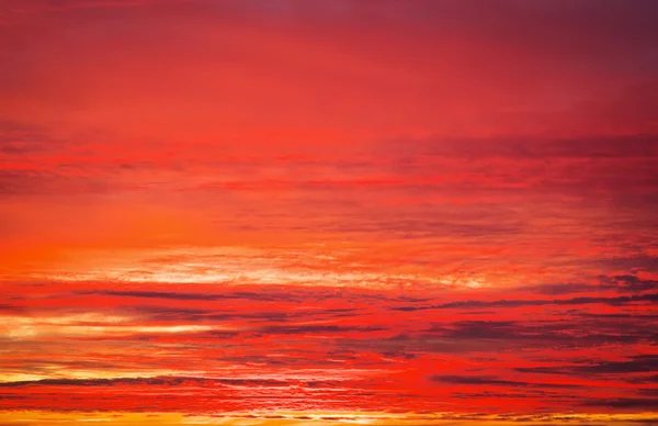 Wunderschöner feurig oranger und roter apokalyptischer Sonnenuntergangshimmel. — Stockfoto