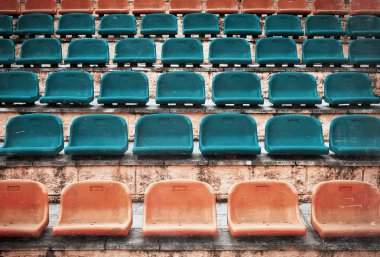 Açık kapı spor arena Stadyumu'nda boş eski plastik sandalye. 
