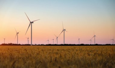 Bir yaz gününde rüzgar türbinleri ve tarımsal alanlar. Enerji üretimi, temiz ve yenilenebilir enerji