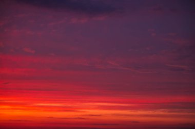 Akşamları renkli turuncu güneş ışığıyla gökyüzü batıyor. Güzel görkemli doğa arkaplanı