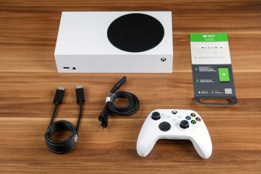 Moskova / Rusya - 2020, Kasım 03: Yeni video oyun konsolu Xbox Serisi S 