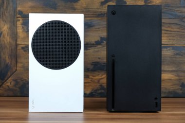 Moskova / Rusya - 2020, Kasım 03: yeni video oyun konsolları: Beyaz Xbox Serisi S ve Siyah Xbox Serisi X