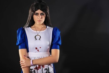 Kanlı elbise giymiş genç bir kadının portresi. 