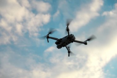 Bulutlu gökyüzünde Kameralı Drone Quadcopter