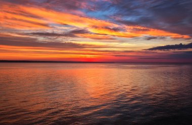 Güzel yaz manzarası. Manzaralı gün batımı. Doğanın bileşimi