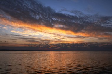 Renkli okyanus plajı gündoğumu. Denizin üzerinde şafak. Doğa bileşimi