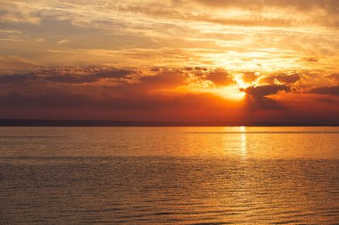 Renkli okyanus plajı gündoğumu. Denizin üzerinde şafak. Doğa bileşimi