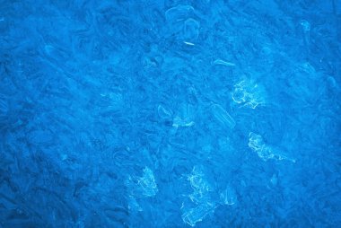 Mavi soğuk kış buzunun arka planı. Donmuş yüzeyin dokusu. Buz deseni 