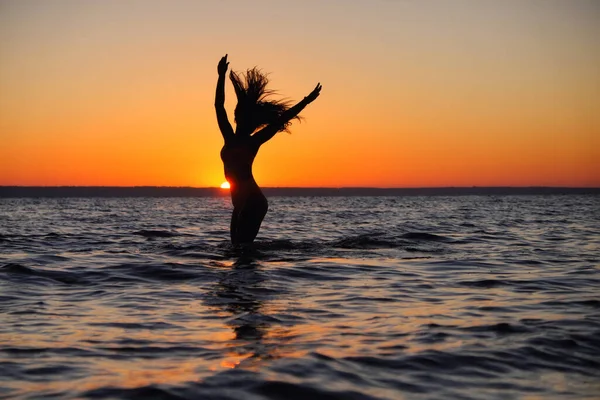 Kız Denizde Yüzüyor Gün Batımında Suya Sıçrıyor Rahatlama Iyi Eğlenceler — Stok fotoğraf