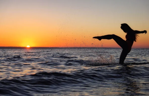 Chica Nada Mar Salpica Agua Atardecer Relajación Pasatiempo Feliz Vacaciones —  Fotos de Stock