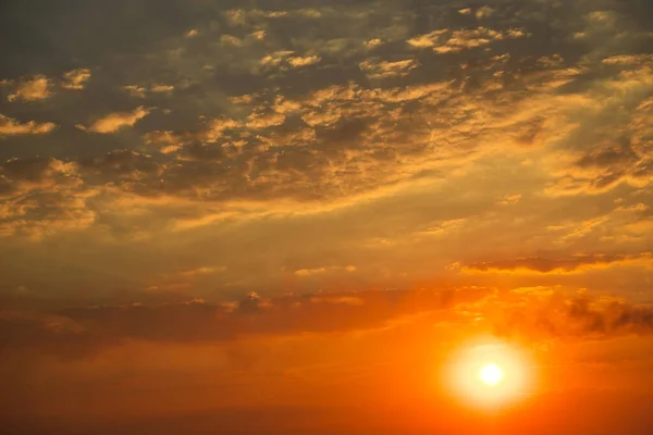 Céu Por Sol Noite Com Luz Solar Laranja Colorida Bela — Fotografia de Stock