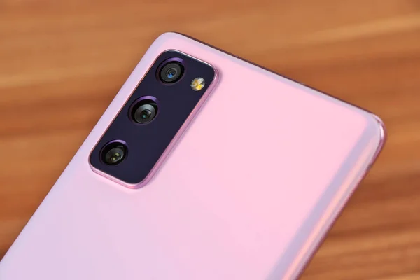 Cellulare Rosa Con Tre Fotocamere Sfondo Legno — Foto Stock