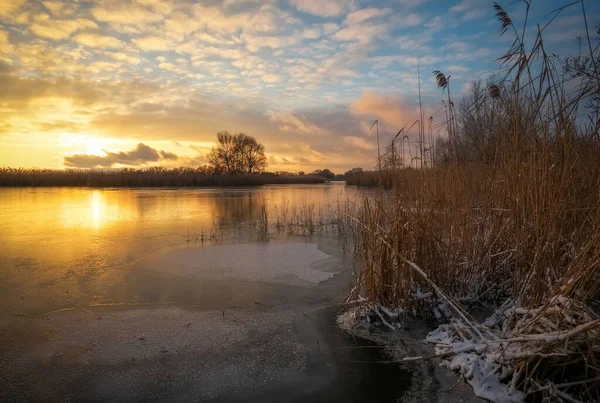 Vinterlandskap Med Solnedgång Himmel Och Frusen Flod Gråsej — Stockfoto