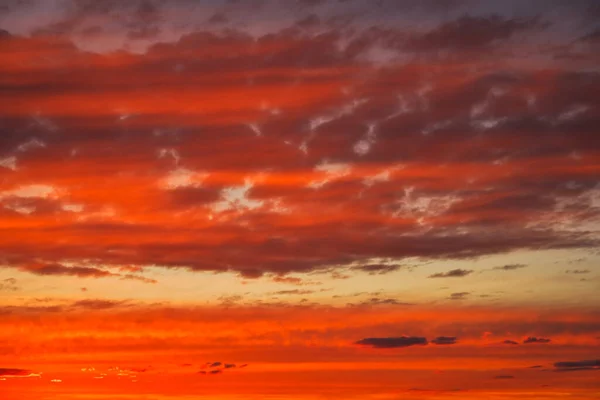 Piękne Niebo Twilight Tło Kolorowe Ogniste Pomarańczowo Czerwone Niebo Zachody — Zdjęcie stockowe