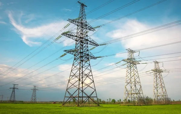 High Voltage Lines Power Pylons Flat Green Agricultural Landscape Sunny — Stock Photo, Image