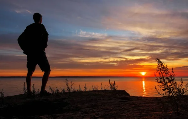 Jeune Homme Debout Coucher Soleil Mer Matin — Photo