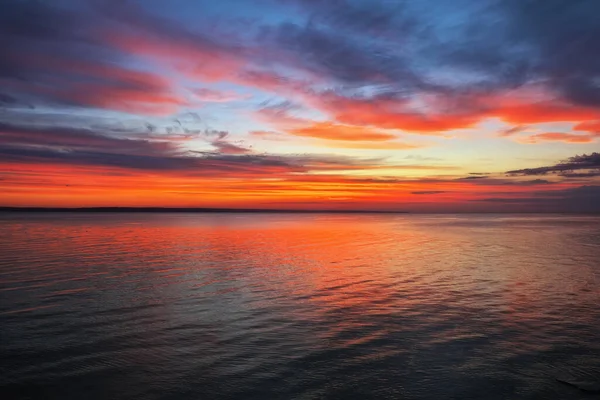 Bellissimo Paesaggio Estivo Tramonto Fuoco Scenografico Composizione Della Natura — Foto Stock