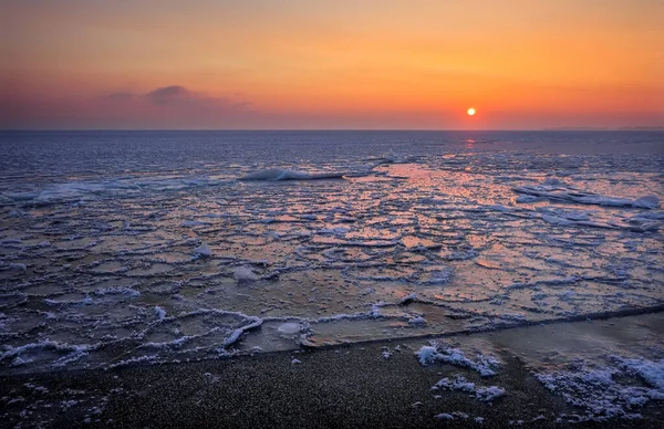 Paesaggio Naturale Invernale Riva Mare Durante Tramonto Cielo Ghiaccio Tramonto — Foto Stock