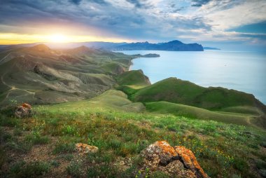 Sea Spring Körfezi. Dağın manzarası. Doğa bileşimi.