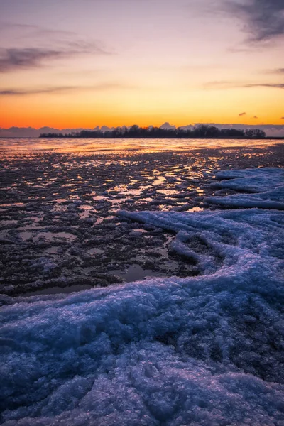 Zimowy Krajobraz Zachodem Słońca Niebo Zamarznięta Rzeka Drożdże — Zdjęcie stockowe