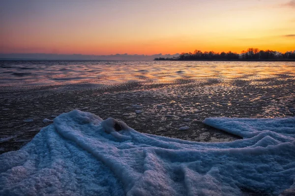 日没の空と凍結川と冬の風景 ダブリア — ストック写真