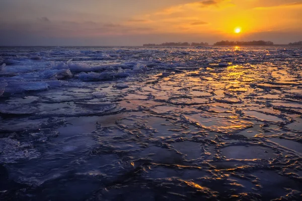 日の出と冷凍の海 朝の時間に湖と美しい冬の風景 — ストック写真