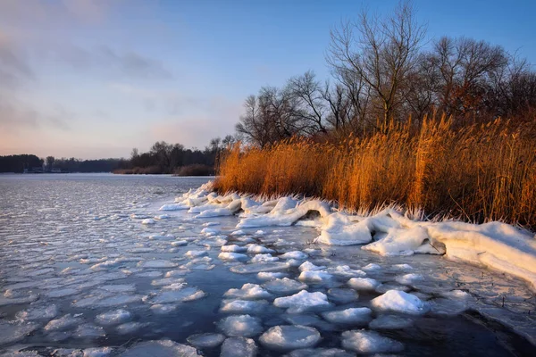Východ Slunce Zamrzlé Moře Krásná Zimní Krajina Jezerem Dopoledních Hodinách — Stock fotografie