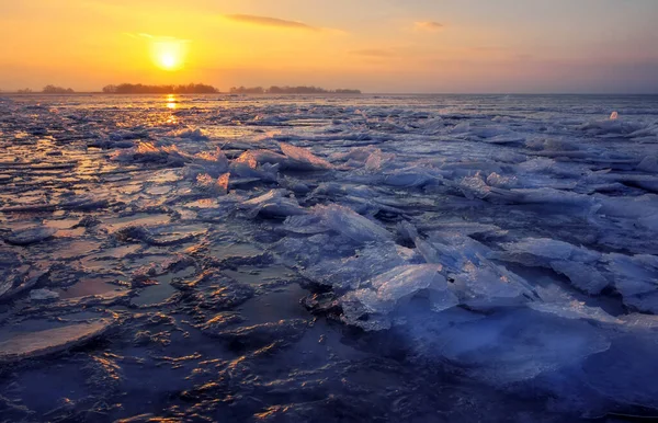 日の出と冷凍の海 朝の時間に湖と美しい冬の風景 — ストック写真