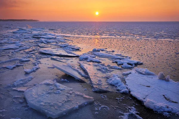日の出と冷凍の海 朝の時間で湖と美しい冬の風景 夜明け — ストック写真