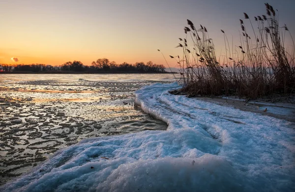 Kış Manzarası Günbatımı Gökyüzü Donmuş Nehir Daybrea — Stok fotoğraf